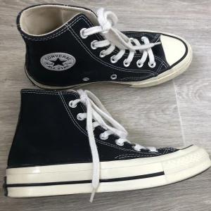 Converse  - Svarta Converse i stl 35. Använda ett fåtal gånger. Säljer för 250+frakt 