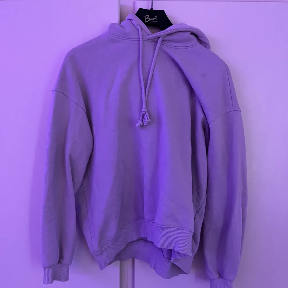 Lila hoodie i bra skick men använd💜. Hoodies.