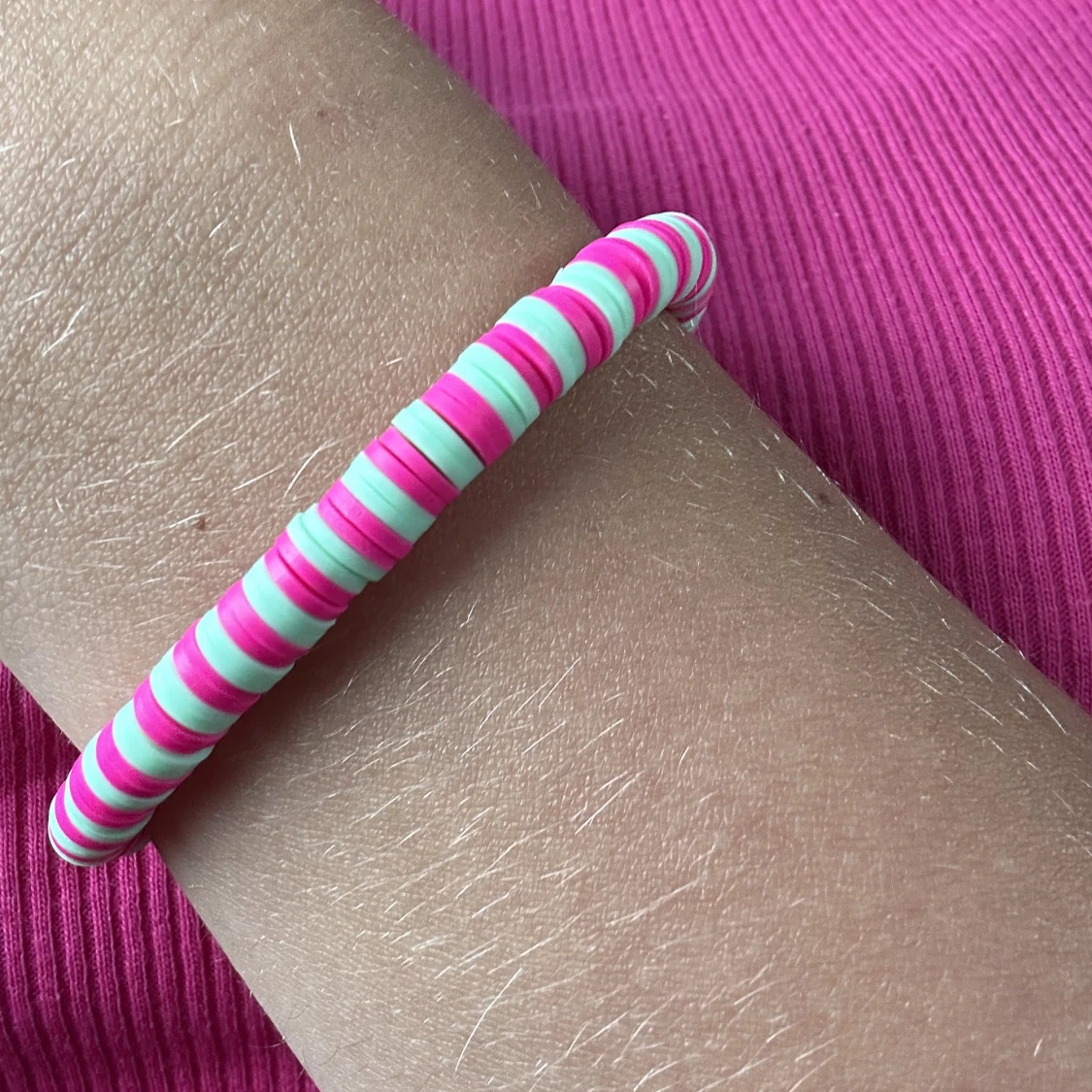 Ett rosa/grönt armband 