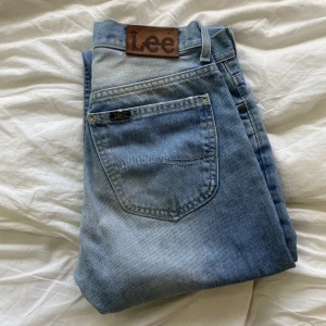 Lee jeans  - Säljer dom här jätte snygga lågmidjade Lee jeansen! Säljer eftersom dom är för korta på mig som är 172, så borde passa på någon som är runt 165-167. Köpta på sellpy för 500kr och jag har knappt använt dom. Köparen står för frakten