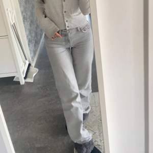 grå low waist straight jeans från Gina tricot i storlek 32