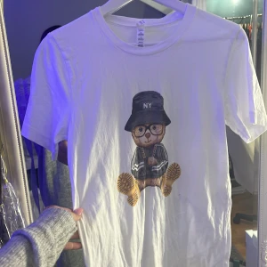 Bear T-shirt   - Aldrig använt det och den är i väldigt bra skick.🩷