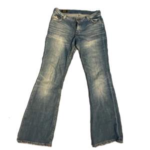 Säljer dessa vintage lee jeans. Har små defekter på byxorna längst ned som ni kan se i bild 2 och 3🩷 köparen står för frakten🩷