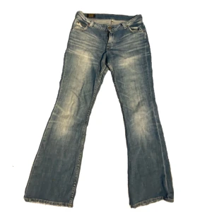 Söta bootcut jeans - Säljer dessa vintage lee jeans. Har små defekter på byxorna längst ned som ni kan se i bild 2 och 3🩷 köparen står för frakten🩷