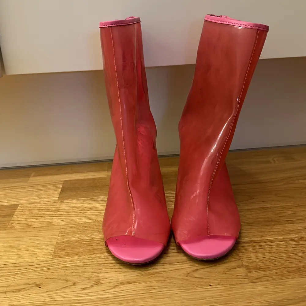 Rosa genomskinliga Barbie skor. Skor.
