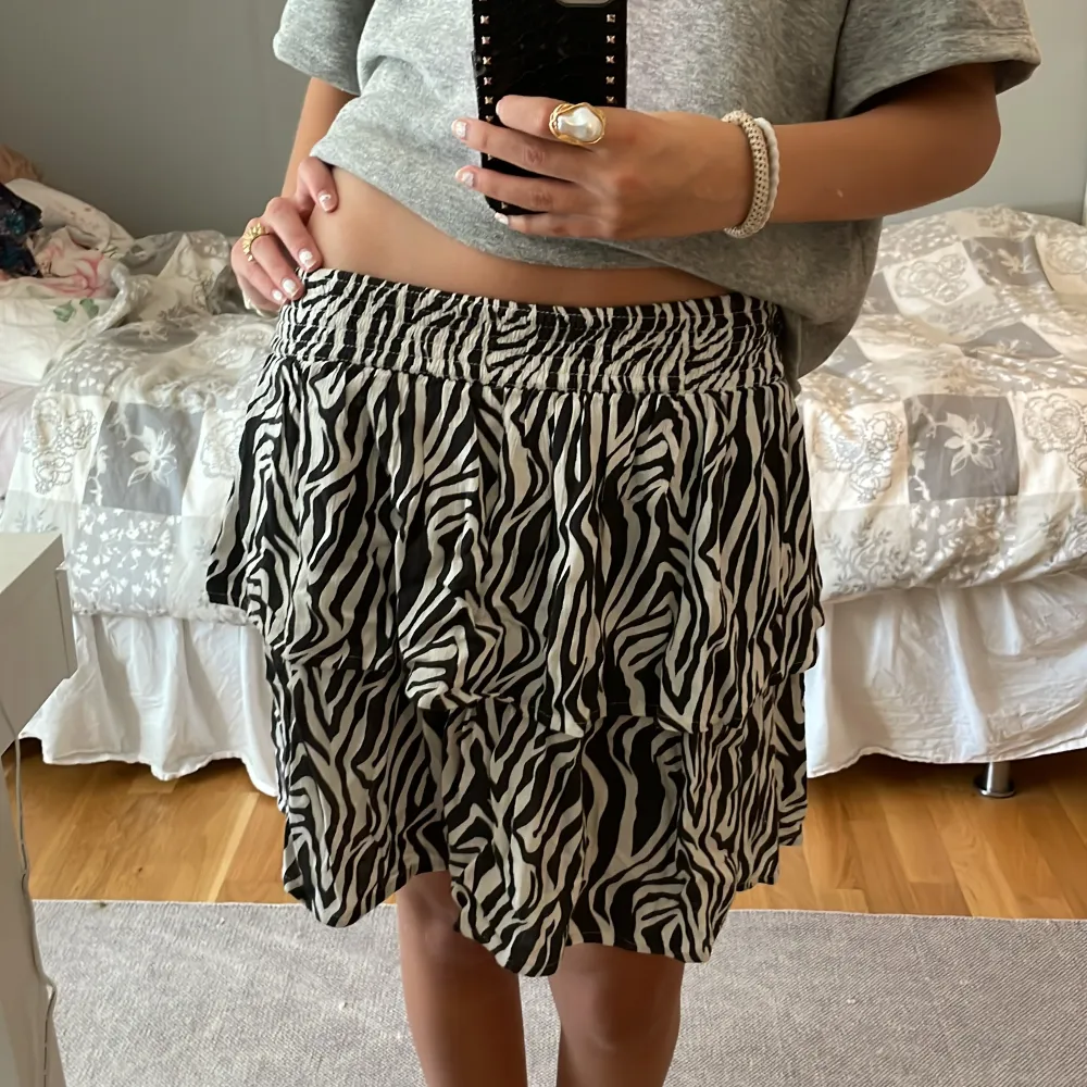 Säljer den här korta kjolen från Kappahl med zebra mönster på. Den är i storlek 158/164 och har använt några gånger men det är i superfint skick och jättefin💓. Kjolar.