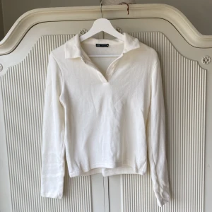 Långärmad polo - Stickad, långärmad polo från ZARA. Säljs då den aldrig används💘Bar att skriva vid eventuella frågor🤗