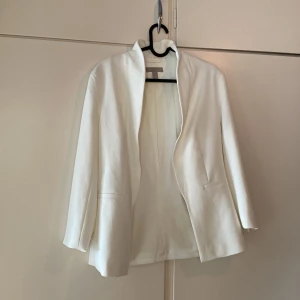 Vit blazer h&m - Superfin blazer utan knappar, aldrig använd. Modern Classic H&M.  