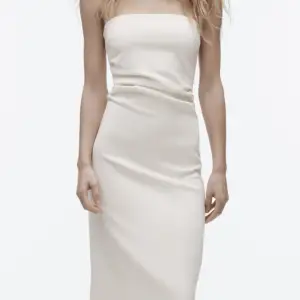 Vit supersnygg klänning ifrån zara, använd endast 1 gång, storlek M, köparen står alltid för frakt🩷