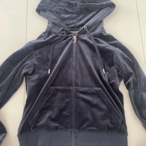 Juicy Coutore kofta  - Klassisk Velour Robertson Hoodie Night Sky i jättefint skick i storlek M. Använd ett antal gånger men ser ut som ny.