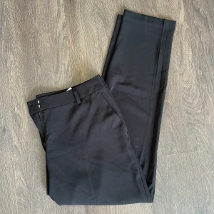 Kostymbyxor  - Helt nya och oanvända kostymbyxor från Kiomi.   Rensar ur min garderob från en hel del oanvända kläder🌼 Kika och se om du ser något mer i min profil som du gillar så skickar jag med det till dig också!😊 Fler kläder kommer! 