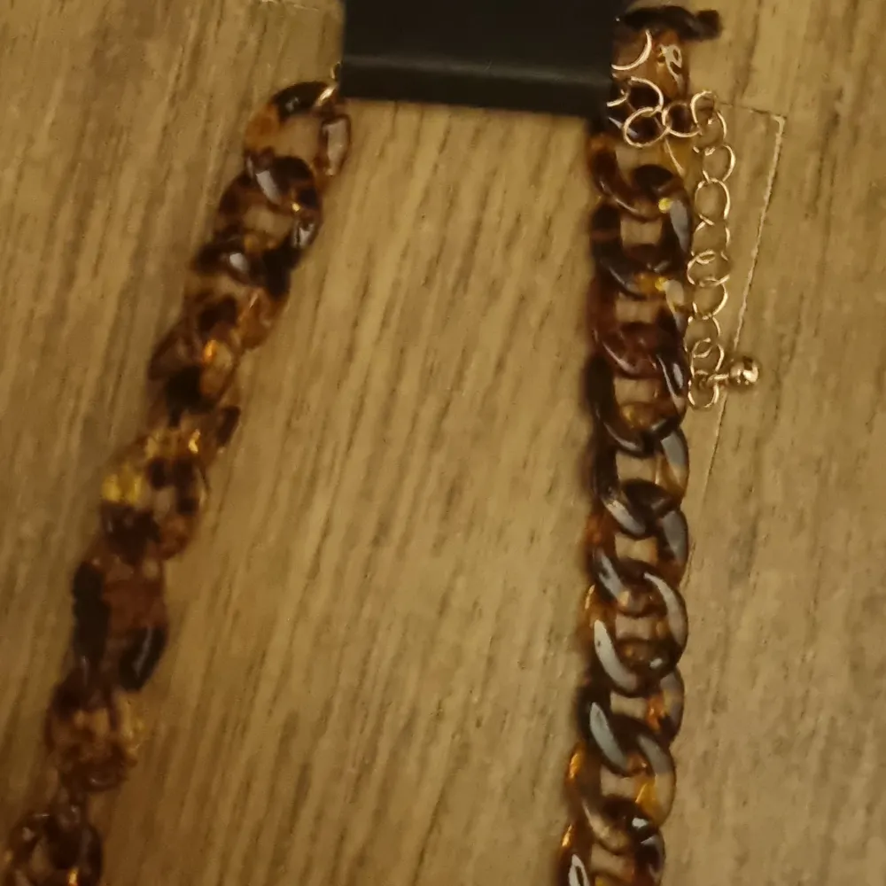 Ett halsband som är plastigt fick i en överraskningspåse aldrig använt kostar igentilgen 60kr. Accessoarer.