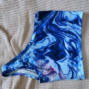 Asymmetrisk crop top💜 - Jättefin crop top med en ”ärm”💙 använd några gånger men i fint skick, från shein 💜