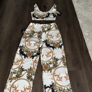 Mönstrat set  - Helt nytt och oanvänt set från Nelly med prislapp på.   Rensar ur min garderob från en hel del oanvända kläder🌼 Kika och se om du ser något mer i min profil som du gillar så skickar jag med det till dig också!😊 Fler kläder kommer! 