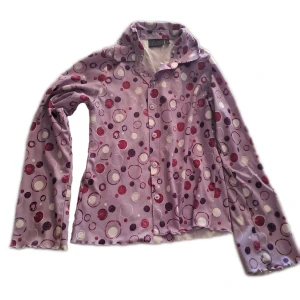 Tunn skjorta i pastell - Är strechtyg så kan eventuellt passa m också. Pris är diskuterbart vid snabb affär. 😊 Vid funderingar skicka gärna pm. 💖 Köparen står för frakten. 