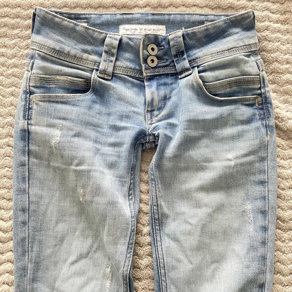 Jätte snygga jeans från Pepe Jeans! Modellen heter Venus, low rise straight leg! Inga slitningar ser ut som nya😇💗💗pris kan diskuteras, nypris:1100kr. Jeans & Byxor.