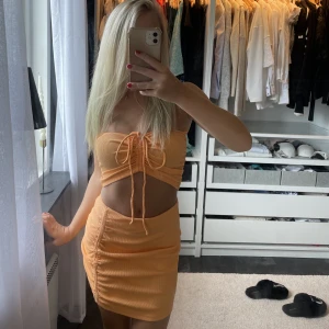 Zara sett - Säljer detta fina oranga settet ifrån zara, så fin till sommaren!!❤️Aldrig använt i storlek xs både på toppen och kjolen🫶Nypris 500kr
