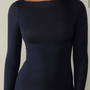 Intimissimi tröja  - (Lägger up igen pga oseriös köpare) Säljer den populära intimissimi tröjan i mörkblå köpt på plick men den va tyvärr för stor, fint skick inga hål eller defekter, storlek S 