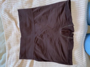 Träningsshorts med scrunch🤎 - Snygga träningsshorts med scrunch som sitter jättebra, helt nya aldrig använda 🤎
