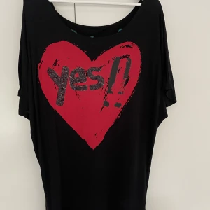 Desigual ”Yes!!” T-shirt  - Sparsamt använd sen inköp. Är lite oversize i storlek, vilket är tanken, med en mudd längst tröjslutet. Inga hål eller lösa trådar. Väldigt skön att ha på sig men säljs då den inte riktigt kommer till användning. 