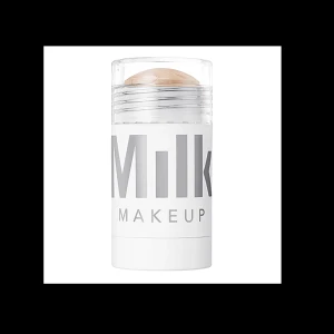 oöppnad milk highlighter!!  - En super duper fin och helt ny highlighter! Jag har aldrig öppnat den eller testat mm. Säljer för att jag redan har massa highlighers och behöver inte ännu en till💕💕 nypris: 279 kr, mitt pris: 219 + frakt 16 kr 💕💕 egna bilder kan skickas!!  Färg: ”LIT”