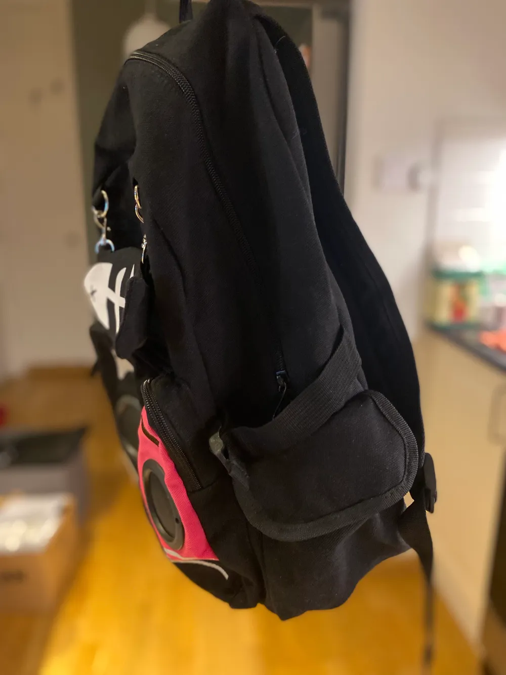 Ryggsäck från Banned Alternative ”Zombie Kitty Speaker Backpack” med högtalare (aux). Nästan oanvänd, i nyskick.. Väskor.