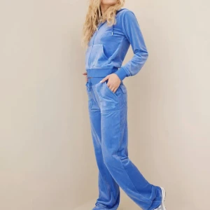 Juicy couture ljusblå - Säljer mitt fina set i ljusblått ifrån Juicy Couture i stl S. Skicket är 10/10🤍 Nytt pris 2200kr mitt pris 1100kr+ frakt🤍