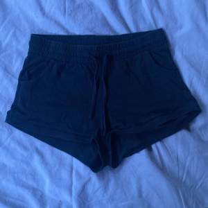 Ett par svarta mjukis shorts mycket fina aldrig användt men köpt secondhand inprinsip ny skick. 