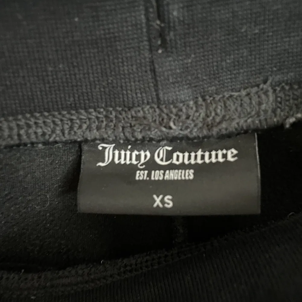 Juicy Couture mjukis byxor i storlek XS men passar även S. Kommer tyvärr inte till användning längre. Köpta på raglady för ca 1,5 år sen. Skriv om ni är intresserade eller vill ha mer bilder. Pris kan diskuteras, köparen står för frakten! ❤️. Jeans & Byxor.