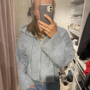 Stickad zara hoodie  - Jättemysig zara hoodie. Säljer pga kommer inte till användning💕