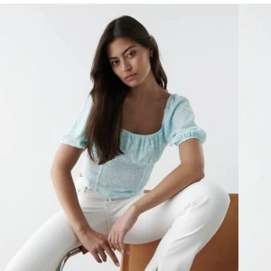 Blå/vit topp - Bra skick, använd ett fåtal gånger. Nypris 279kr 