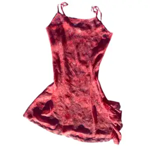 Söt rosa y2k cami klänning i storlek M med justerbara band. I bra skick, finns inga hål eller fläckar. Samma mönster på framsidan som baksidan. Klänningen är ganska genomskinlig då det är bara ett lager tyg. Skriv till mig vid frågor och använd köp nu. 