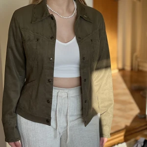 Mocka jacka - Vintage mocka jacka. I så fint skick och har en fin mörkgrön färg. Ser så elegant ut