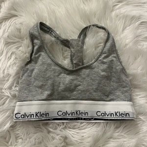 Calvin Klein topp - Snygg topp från Calvin Klein. Bra skick. Storlek S