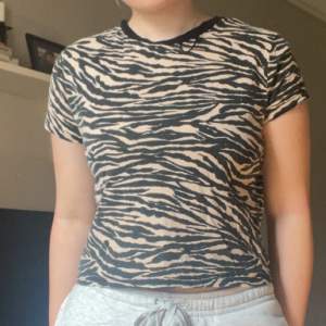 Jag säljer en snygg t-shirt med zebraprint! Använt mycket men säljer då det inte är min stil längre. 