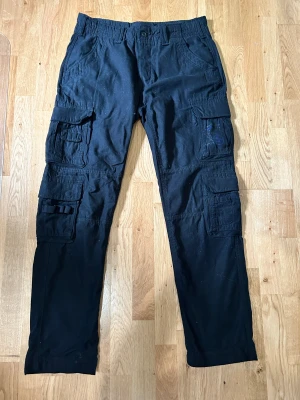 Brandit cargo pants - De bästa cargo byxorna som finns. Haft dom liggandes i ett tag o de är inte använda så mycket. Inköpta för 600 men säljer de till bra pris då de inte används. För mer bilder är det bara att skriva! 