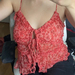 Stradivarius topp - Suuupersöt blus/topp från stradivarius som knappt är använd, säljer endast för den ej kommer till så stor användning💕💕