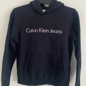 Calvin Klein hoodie svart - Välvårdad normalanvänd svart hoodie strl. S. 