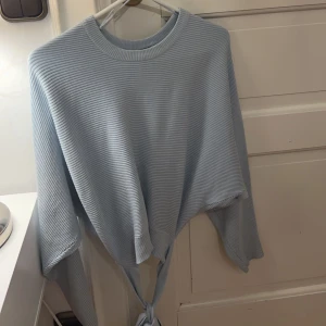 Blå tröja med öppen rygg - Enkel blå tröja med öppen rygg ifrån Gina. Xxs men passar xs också