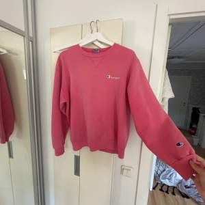 Rosa vintage sweatshirt från champion i storlek L, sitter mer som en M