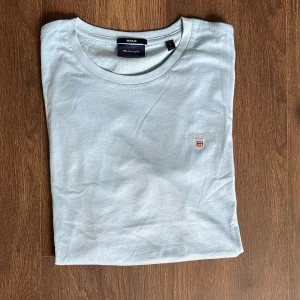 Gant t-shirt  - Helt ny och oanvänd t-shirt från Gant.   Rensar ur min garderob från en hel del oanvända kläder🌼 Kika och se om du ser något mer i min profil som du gillar så skickar jag med det till dig också!😊 Fler kläder kommer! 