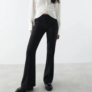 Byxor Gina Tricot  - Gina Tricot byxor i st S. Jätte lik första bilden men super stretchig, känns som hemmakläder samtidigt som man ser elegant ut. Utvidgade/ lite mer bootcut/flared i modellen som ni kan se på bilden. Inköpta för ca 399 kr. Aldrig använda helt nya!