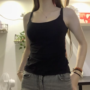 Svart linne - Ett svart linne i nyskick, aldrig använt. Köparen står för frakt