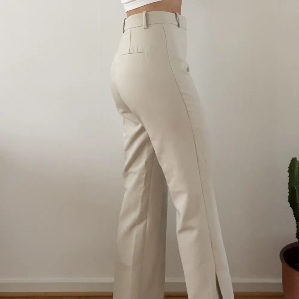Kostymbyxor i perfekt skick, skriv för prisförslag 🧡 jag är 167cm för referens. . Jeans & Byxor.