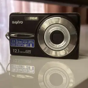 Säljer en jättefin sanyo kamera med helt utan några defekter! Säljer då jag har fått en annan kamera. Kommer inte med något minneskort eller laddare! Köpt är köpt, står inte för frakten eller postens slarv!