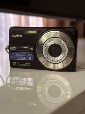 Digitalkamera - Säljer en jättefin sanyo kamera med helt utan några defekter! Säljer då jag har fått en annan kamera. Kommer inte med något minneskort eller laddare! Köpt är köpt, står inte för frakten eller postens slarv!