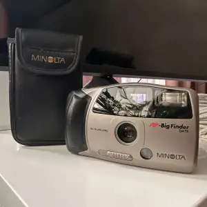Säljer en gammal favorit i min kamera samling! Säljer då jag har allt för många kameror och den inte längre kommer till användning. Använder iso 400 film rullar. Står inte för frakt eller postens slarv!