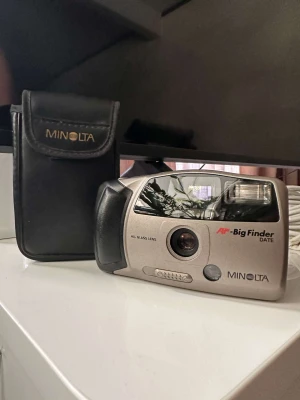 Kompaktkamera  - Säljer en gammal favorit i min kamera samling! Säljer då jag har allt för många kameror och den inte längre kommer till användning. Använder iso 400 film rullar. Står inte för frakt eller postens slarv!