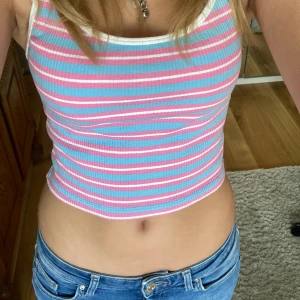 Randing topp - Blå vit råsa randig topp från NewYorker i storlek S💕