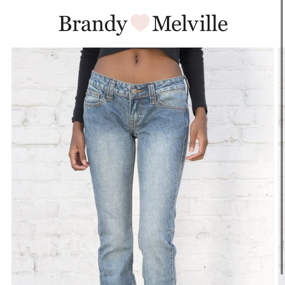 Säljer mina blåa lågmidjade jeans från Brandy Melville i modellen Kylie. Använda bara ett fåtal gånger. Jeansen är i storlek s men skulle säga att de passar xs också. . Jeans & Byxor.